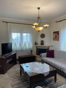 sala de estar con sofá y mesa de centro en Athina's House, en Xanthi