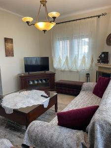 - un salon avec un canapé et une table basse dans l'établissement Athina's House, à Xánthi