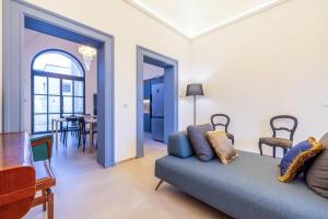 un soggiorno con divano e sala da pranzo di Lucrezia Dimore - Ugento a Ugento