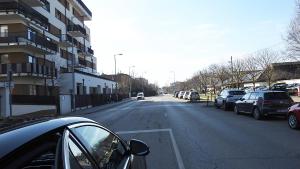 una strada vuota con auto parcheggiate sul lato di un edificio di Luxury Cordia Apartment with free parking a Budapest