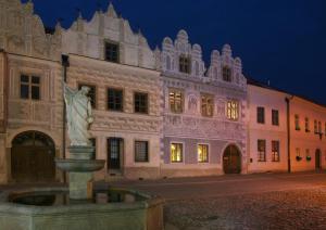 a statue in front of a building at night at Dům u Giordanu in Slavonice