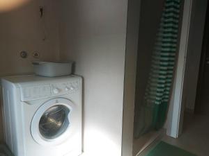 una lavatrice in bagno con lavatrice di Galerija Park 1 a Arandjelovac