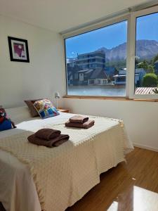 ein Schlafzimmer mit einem Bett mit zwei Handtüchern darauf in der Unterkunft Lo de Gaston in Ushuaia