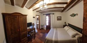TV a/nebo společenská místnost v ubytování Hotel Rural El Adarve