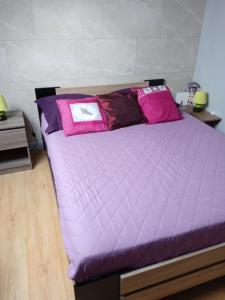 ペロス・ギレックにあるLe Ker Bleuのベッド(紫色の掛け布団、枕付)