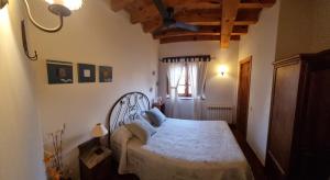 a bedroom with a bed in a room at Hotel Rural El Adarve in Ayllón