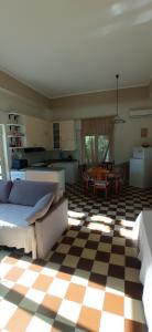 ein Wohnzimmer mit einem Bett und einem karierten Boden in der Unterkunft Da Teresa in Siderno Marina