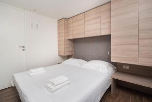 Postel nebo postele na pokoji v ubytování Amadria Park Camping Sibenik Mobile Homes