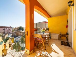Un patio con una mesa y sillas en un balcón. en Casa Tulipano, en Pula
