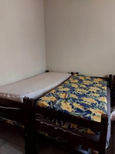 un letto in un angolo della stanza di Rancho das Oliveiras a Felixlândia