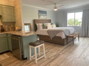 מיטה או מיטות בחדר ב-Destin Bliss! Your Dream Studio Condo on Holiday Isle!