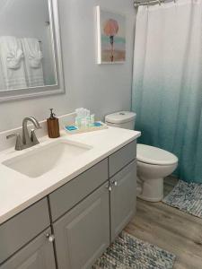 uma casa de banho com um lavatório, um WC e um chuveiro em Destin Bliss! Your Dream Studio Condo on Holiday Isle! em Destin