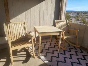 ScrantonにあるA rest after a day in the Death Valley desertの椅子2脚、ポーチ(木製テーブル、椅子付)