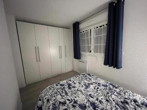 クルル・シュル・メールにあるLe Refuge Marinのベッドルーム(ベッド1台、窓付)