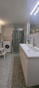Um banheiro em One bedroom apartement with furnished terrace and wifi at Matino