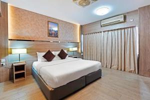 sypialnia z dużym łóżkiem w pokoju hotelowym w obiekcie Trans World Hotel w Dubaju