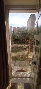 eine offene Tür mit Blick auf einen Hof in der Unterkunft Da Teresa in Siderno Marina