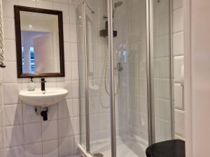 a bathroom with a shower and a sink at Tip! Noordwijk city center house in Noordwijk aan Zee