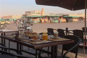 una mesa con comida y bebidas encima en HOTEL CTM, en Marrakech