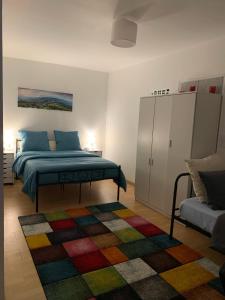 SenonchesにあるChambres Senonches centre-villeのベッドルーム1室(ベッド1台、ラグ付)