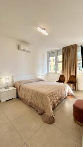 Un dormitorio con una cama grande y una ventana en Da Mariella case vacanze con terrazzo, en San Remo