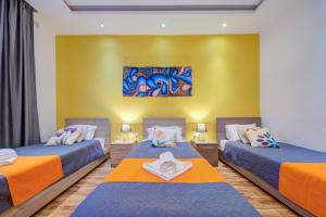 Postel nebo postele na pokoji v ubytování Exceptional Tigne Seafront Apartments by Shortletsmalta + 37 fotografií