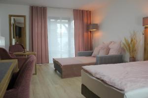 een hotelkamer met een bed en een bank bij Apartment „Amalia“ in Ergersheim