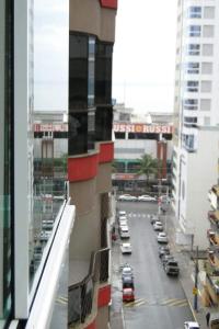 vista de uma rua da cidade a partir de um edifício em Excelente apartamento em Itapema