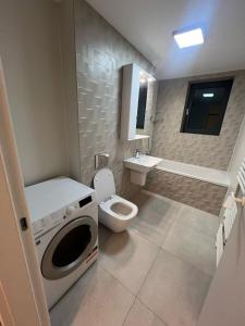 Et badeværelse på Corporate One Room Pipera + 19 billeder