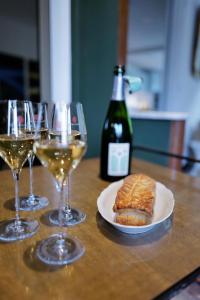 einen Tisch mit drei Gläsern Wein und einem Sandwich in der Unterkunft Maison au cœur des vignes in Épernay