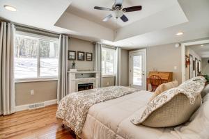 Ένα ή περισσότερα κρεβάτια σε δωμάτιο στο Peaceful Lake George Getaway - 3 Mi to Beach!