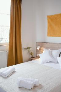 ein Schlafzimmer mit einem Bett mit zwei Handtüchern darauf in der Unterkunft Stylish cozy studio guesthouse in the city center in Tbilisi City