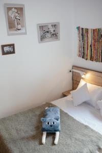 Stylish cozy studio guesthouse in the city center房間的床