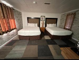 En eller flere senger på et rom på Motel Nicholas