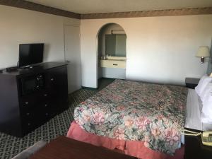 Кровать или кровати в номере executive inn & suites