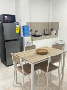 Kitchen o kitchenette sa Studio Style Furnished apartment