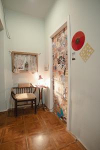 Zimmer mit einem Tisch, einem Stuhl und einer Tür in der Unterkunft Stylish cozy studio guesthouse in the city center in Tbilisi City