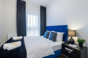 Un pat sau paturi într-o cameră la Emihouse Riverside Apartments