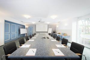 a large conference room with a long table and chairs at Golfhotel Wagenfeld in Wagenfeld