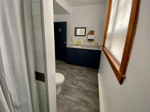 a bathroom with a toilet and a sink at Auberge de Gros-Cap in Cap-aux-Meules