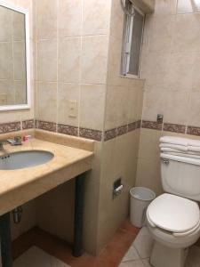 bagno con servizi igienici e lavandino di Hotel Mezvall a Morelia