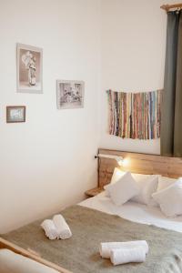 ein Schlafzimmer mit einem Bett mit zwei Handtüchern darauf in der Unterkunft Stylish cozy studio guesthouse in the city center in Tbilisi City