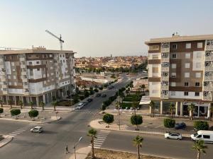 uma vista aérea de uma rua da cidade com edifícios em Appart de luxe 27 ILOT9 em Oujda