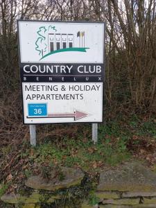 una señal para una reunión del club del condado y solicitudes de vacaciones en Ap22 Nature Ardennes Economy class apartment, en La Calamine