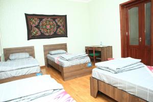 Ένα ή περισσότερα κρεβάτια σε δωμάτιο στο Yellow Hostel Dushanbe
