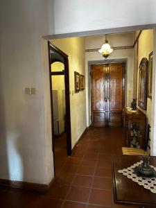 Habitación con pasillo con mesa y puerta en Casa Valentina, en Capannori
