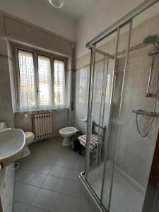 uma casa de banho com um chuveiro, um WC e um lavatório. em Casa Valentina em Capannori