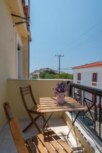 a wooden table and chairs sitting on a balcony at ΠΑΡΚΟ ΑΝΔΡΩΝΙΟΥ in Myrina