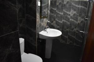 łazienka z umywalką i toaletą w obiekcie Extream Adventures of Sri Lanka w mieście Kitulgala