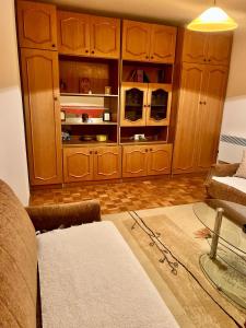 een woonkamer met houten kasten en een tafel bij Apartman Lana in Pale